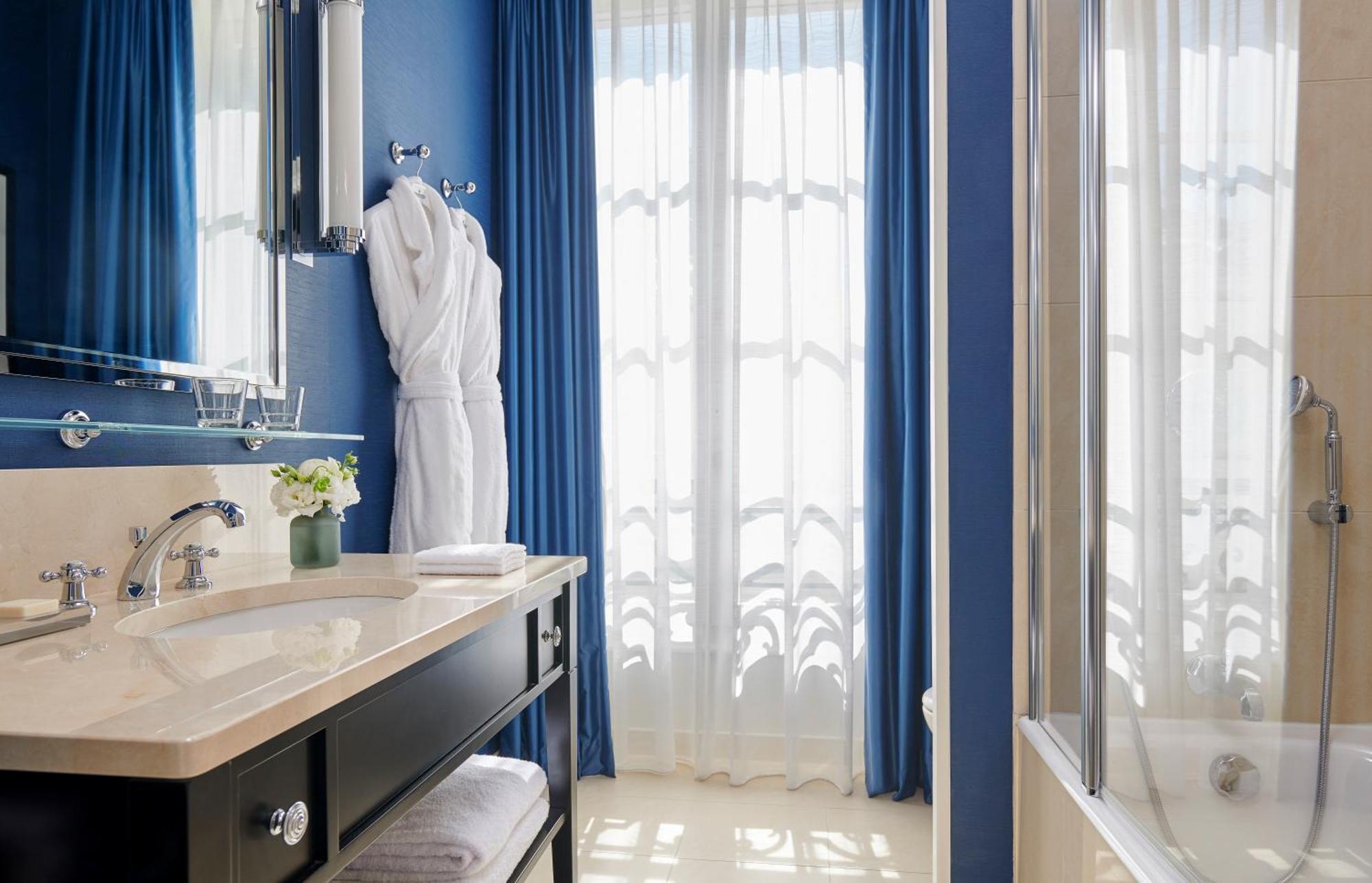 Classic Queen Room with Club Lounge Access,1675799878:JPEG